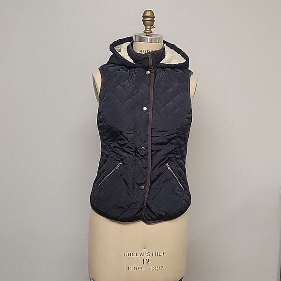 Ci Sono black quilted vest with faux fur hood and lining. Size small - Picture 1 of 5